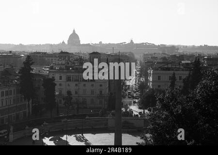 Une vue aérienne du paysage urbain de Rome, en Italie, en niveaux de gris Banque D'Images