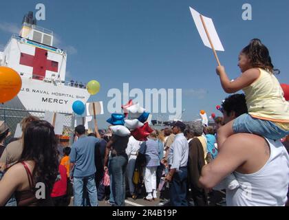 LES familles et les amis de la Marine AMÉRICAINE attendent le navire-hôpital USNS Mercy (T-AH 19) du Commandement militaire du Seallift (SMC) qui se prépare à l'amarrage. Banque D'Images