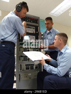 LA classe 2nd de maintenance des techniciens cryptologiques DE la MARINE AMÉRICAINE aide les étudiants à dépanner une suite électronique. Banque D'Images