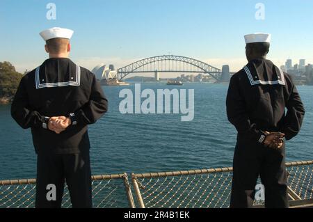 LES membres DE l'équipage DE la marine AMÉRICAINE ont affecté le navire de commandement amphibie USS Blue Ridge (LCC 19) de la flotte 7th, homme-les-rails au départ de l'Australie après une visite de sept jours au port. Banque D'Images