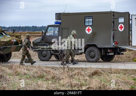 Les soldats polonais affectés à la Brigade d'infanterie mécanisée de 15th, organisent une démonstration d'évacuation médicale pendant le Lynx d'Amber, un exercice d'incendie d'armes combinées à Bemowo Piskie, en Pologne, au 6 avril 2023. Le 4th Inf. La mission du Dive en Europe consiste à s’engager dans des exercices et des formations multinationaux à travers le continent, en travaillant aux côtés des alliés de l’OTAN et des partenaires de sécurité régionaux pour fournir des forces crédibles au corps en V, le corps de déploiement avancé des Etats-Unis en Europe. Banque D'Images