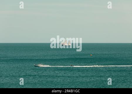 Un groupe de personnes appréciant le temps dehors sur l'eau dans un vieux bateau en bois Banque D'Images