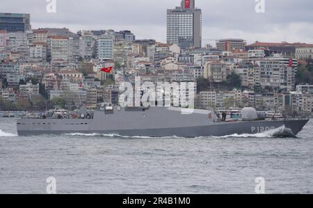 ISTANBUL, TURKIYE - 23 AVRIL 2023 : navire TCG Tekirdag passant par le Bosphore Banque D'Images