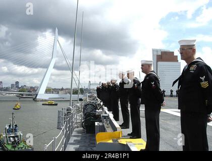 MARINS DE LA Marine AMÉRICAINE stationnés à bord du navire d'assaut amphibie USS Saipan (LHA 2) MAN-rails. Banque D'Images