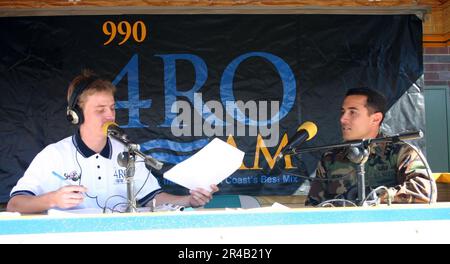 LE lieutenant de la marine AMÉRICAINE affecté à l'unité mobile d'élimination des explosifs d'artillerie cinq (EODMU-5), détachement un trois, est interviewé par le disc jockey de la radio locale. Banque D'Images