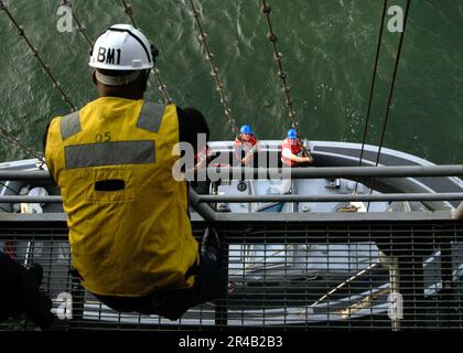 LA classe Mate 1st DE la MARINE AMÉRICAINE dirige l'abaissement du gig du capitaine du navire d'assaut amphibie USS Wasp (LHD 1) pour les exercices en petit bateau Banque D'Images