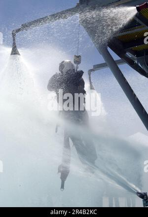 US Navy Un étudiant participant au cours de recyclage sur la survie de l'eau au centre d'entraînement de survie de l'aviation, Marine corps Air Station Miramar, simule être hissé dans un hélicoptère. Banque D'Images