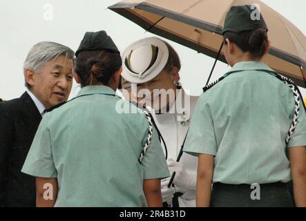 L'empereur japonais DE la marine AMÉRICAINE Akihito et l'impératrice Michiko prennent un moment pour parler avec les États-Unis Corps d'instruction des officiers de la Réserve juniors de l'Armée de terre (CRAC) Lieutenant de cadets et Sgt. Major de cadets Banque D'Images