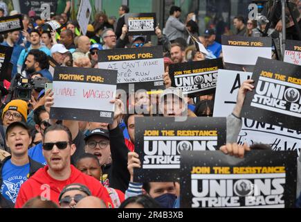 Los Angeles, États-Unis. 26th mai 2023. Un grand rassemblement multisyndical en faveur des membres de la Guilde des écrivains d'Amérique se tient dans le centre-ville de Los Angeles, alors que la grève a terminé sa quatrième semaine sans fin en vue vendredi, 26 mai 2023. Aucun progrès n'a été fait dans la résolution du différend, sans qu'aucune parole de pourparlers ait lieu. Photo de Jim Ruymen/UPI crédit: UPI/Alay Live News Banque D'Images