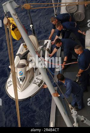 Les marins DE la Marine AMÉRICAINE affectés à l'escadron composite six (VC-6), montent un navire cible de surface déployable (SDST) à bord de la frégate de missiles guidés USS Samuel B. Roberts (FFG 58). Banque D'Images