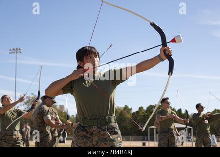 ÉTATS-UNIS Le Cpl. Du corps maritime Vanessa RamirezGomez, mécanicien d'entretien d'installations mobiles, Escadron de logistique de l'aviation maritime 13, 3rd, Escadre d'aéronefs maritimes, participe à l'épreuve de tir à l'arc pendant le Super Escadron annuel de la Station aérienne du corps maritime Yuma, Arizona, 31 mars 2023. Le but de cet événement était de donner aux Marines et aux marins l'occasion de participer à une compétition amicale et d'améliorer le moral de l'unité. Banque D'Images