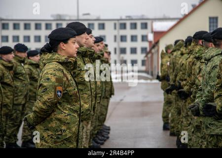 Les soldats de l'armée croate affectés au contingent croate de 10th, au tonnerre et au contingent croate de 11th, Panzer Battery, tous deux affectés au groupement tactique de présence avancée renforcée de l'OTAN en Pologne, se tiennent en formation pendant la remise, cérémonie de reprise à Bemowo Piskie, en Pologne, le 24 janvier 2023. L'armée croate est fière de travailler aux côtés de la Division d'infanterie de 1st, des alliés de l'OTAN et des partenaires de sécurité régionaux pour fournir des forces crédibles au corps V, sous le commandement du corps déployé avancé de l'Amérique en Europe. Banque D'Images