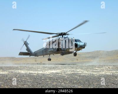 US Navy un HH-60H Seahawk pratique le débarquement de deux navires de recherche et de sauvetage au combat (CSAR) dans le désert de la Californie occidentale. Banque D'Images