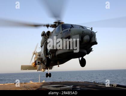 US Navy un hélicoptère SH-60B Seahawk affecté aux Jaguars de l'Escadron anti-sous-marin d'hélicoptères Light six Zero (HSL-60) se lève. Banque D'Images