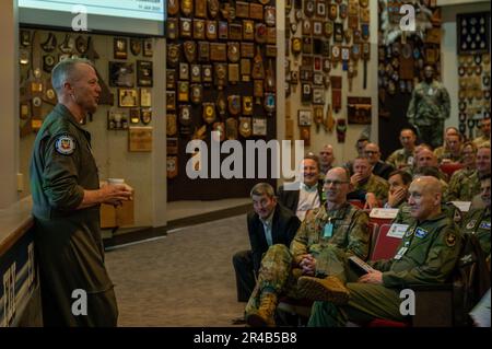 Le général Mark Kelly, commandant du Commandement de combat aérien, présente le conférencier principal, le général Ken Wilsbach, Commandant de la Force aérienne du Pacifique, lors de la Conférence sur les armes et les tactiques (WEPTAC) à la base aérienne de Nellis, Nevada, le 11 janvier 2023. Le WEPTAC réunit des combattants des forces aériennes de combat interarmées et alliées pour discuter des questions actuelles et élaborer des solutions pour l'emploi conjoint des forces. Banque D'Images