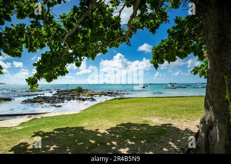 Round Island, vue de la plage de Cap malheureux, est un îlot inhabité à 22,5 kilomètres au nord de l'île Maurice Banque D'Images