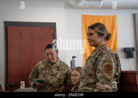 Tech. Le Sgt Chantelle Hardimon, spécialiste du personnel de l’Escadron de soutien de la Force 114th, le Sgt Harly Koenig, le personnel de soutien du commandement du Groupe de soutien de la mission 114th et le Sgt Hannah Elsinger, le personnel de soutien du commandement de l’Escadron de soutien de la Force 114th, assurent la pleine responsabilité des aviateurs participant à l’exercice de Trident Lobo à Hector Field, dans le Dakota du Nord 28 mars 2023. Hector Field a été créé comme une station d'exploitation avant simulée dans un pays ami afin de donner aux aviateurs la chance de pratiquer des opérations d'urgence et des communications en temps de guerre dans un endroit éloigné. Banque D'Images