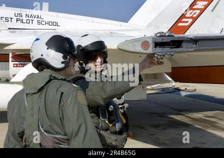 Instructeur DE vol DE LA Marine AMÉRICAINE, États-Unis Corps maritime Maj. À droite, indique un élément de la liste de contrôle avant le vol à l'étudiant, lieutenant de marine, avant un vol de la base aérienne navale de Patuxen. Banque D'Images