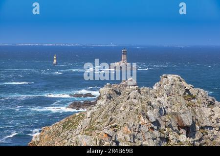 Pointe du raz et Ile de fin en arrière-plan, département de Finistère, Bretagne, France Banque D'Images