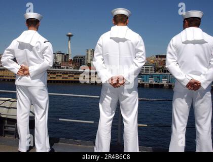 LES membres de l'équipage DE la Marine AMÉRICAINE affectés au quai de transport amphibie USS Ogden (LPD 5) s'approchent du centre-ville de Seattle lors du défilé annuel de navires du Festival de l'air 55th. Banque D'Images