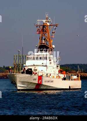 Le bateau de patrouille DE la Marine AMÉRICAINE de Woods Hole, Massachusetts, patrouille dans le port de Portland dans le cadre des mesures de sécurité pour la visite du secrétaire à la sécurité intérieure Michael Chertoff. Banque D'Images