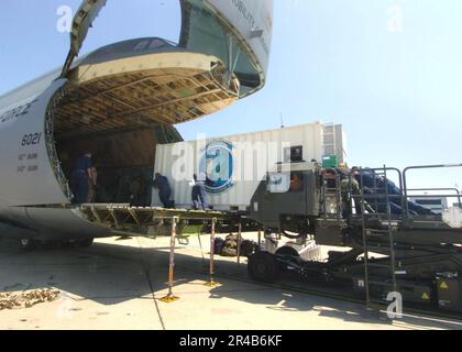 DES palettes D'équipement et d'autres fournitures nécessaires à la fourniture d'assistance au priz russe, un mini-sous-marin piégé, ont été chargées à bord d'un avion Galaxy C-5B de la Force aérienne. Banque D'Images