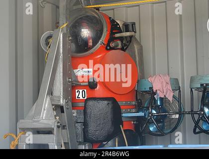 LES équipements DE plongée DE LA MARINE AMÉRICAINE de Phoenix International sont chargés sur un L'avion Galaxy C-5 de la Force aérienne, affecté au groupe d'avions tactiques 159th de la Garde nationale aérienne de la Louisiane, est en liaison pour une mission de sauvetage O. Banque D'Images