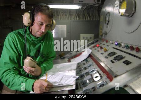 LE compagnon de Boatswain, chef DE l'aviation DE LA MARINE AMÉRICAINE, est le poste de contrôle numéro deux de Catapult à bord du porte-avions à propulsion conventionnelle USS Kitty Hawk (CV 63). Banque D'Images