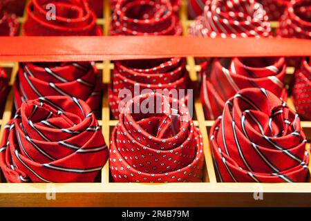 Milano - Italie. Détail des liens dans une boutique de luxe Banque D'Images