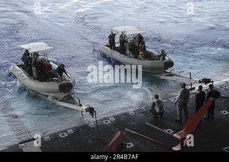 LES marins DE la Marine AMÉRICAINE affectés au 14e Escadron des contre-mesures de la mine d'hélicoptères (HM-14) et (HM-15) préparent des bateaux gonflables rigides de la coque (RHIB) et des traîneaux à système de mine à influence magnétique MK-105. Banque D'Images