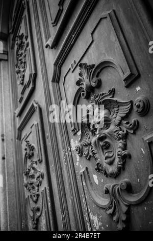 Masque gothique sur un vieil porte dans Milan - Italie Banque D'Images