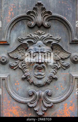 Masque gothique sur un vieil porte dans Milan - Italie Banque D'Images