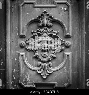 Masque gothique sur un vieil porte dans Milan - Italie Banque D'Images