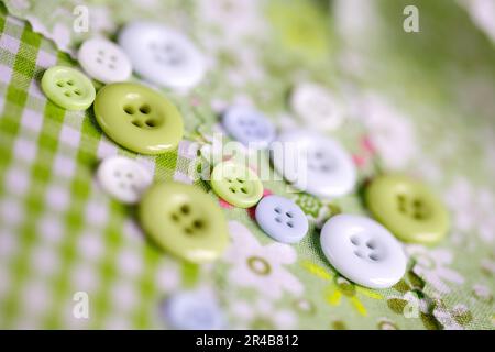 Boutons de couleur pastel de différentes tailles en bleu et vert Banque D'Images