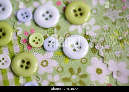 Boutons de couleur pastel de différentes tailles en bleu et vert Banque D'Images