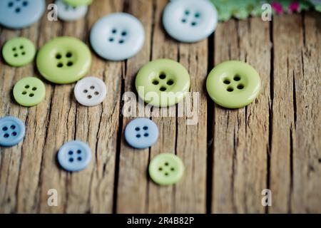 Boutons de couleur pastel de différentes tailles en bleu et vert Banque D'Images