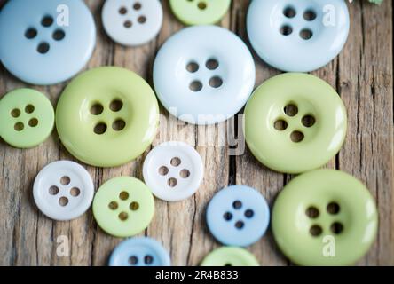 Boutons de couleur pastel de différentes tailles en bleu et vert Banque D'Images