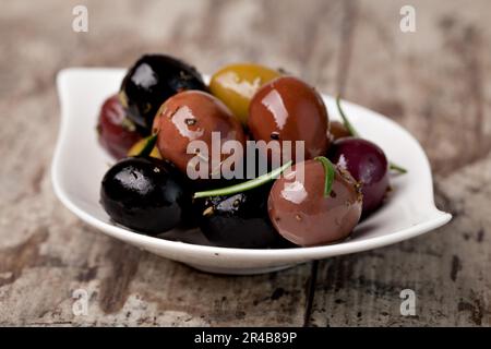 olives dans des bols sur une table en bois Banque D'Images