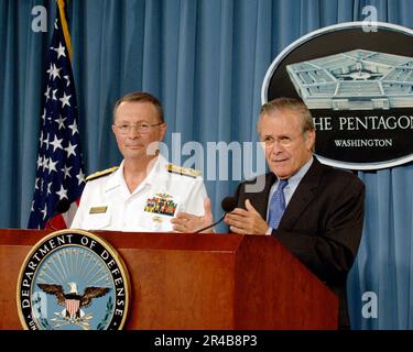 LE secrétaire à la Défense DE la Marine AMÉRICAINE, Donald H. Rumsfeld, répond à la question d'un journaliste lors d'une réunion de presse opérationnelle avec le vice-président, chef d'état-major interarmées, l'ADM. Edmund Giambastiani. Banque D'Images