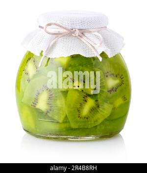 Confiture de kiwis exotique avec des tranches isolées sur fond blanc Banque D'Images