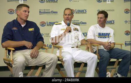 Le commandant DE la Marine AMÉRICAINE, le Commandement du recrutement de la Marine, Dale Jeffrey Fowler, sous-ministre adjoint à l'arrière, et Dale Earnhardt Jr., pilote de NASCAR de la Marine, à droite, et Mark McFarland, pilote. Banque D'Images