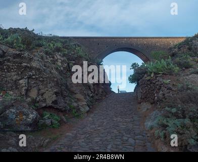 Petit viaduc sur route pavée en pierre jusqu'au point de vue Mirador Ermita del Santo, Arure, la Gomera, îles Canaries, Espagne Banque D'Images