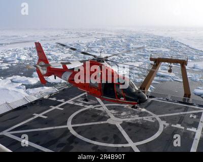 US NAVY A U.S. L'hélicoptère Dolphin HH-65 de la Garde côtière se prépare à partir du couteau de la Garde côtière USCGC Healy (WAWGB 20) pour faire voler les membres d'une partie scientifique vers une banquise éloignée. Banque D'Images