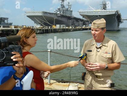 MARK Fitzgerald, commandant DE la marine AMÉRICAINE, second Fleet, Vice-SMA, s'entretient avec Stacy Davis, journaliste de WTKR Channel 3, lors d'une conférence de presse. Banque D'Images