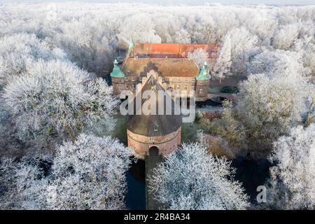 Glace rugueuse ou rouille rugueuse, image de drone du château de Bladenhorst, Castrop Rauxel, Rhénanie-du-Nord-Westphalie, Allemagne Banque D'Images