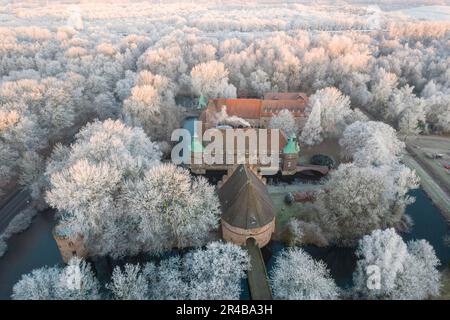 Glace rugueuse ou rouille rugueuse, image de drone du château de Bladenhorst, Castrop Rauxel, Rhénanie-du-Nord-Westphalie, Allemagne Banque D'Images