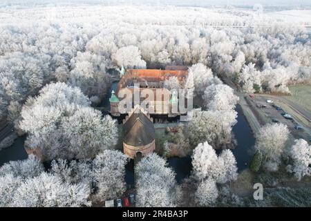 Glace rugueuse ou rouille rugueuse, image de drone du château de Bladenhorst, Castrop Rauxel, Rhénanie-du-Nord-Westphalie, Allemagne Banque D'Images