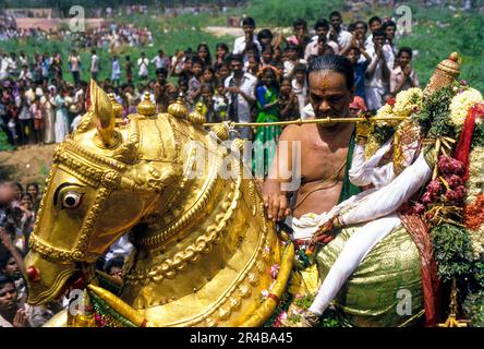 À cheval sur le cheval doré, Kallazhagar Vishnu sur la rive de la rivière Vaigai Chitra Chithirai Festival à Madurai, Tamil Nadu, Inde du Sud, Inde, Asie Banque D'Images