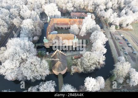 Glace rugueuse ou rouille rugueuse, image de drone du château de Bladenhorst, Castrop Rauxel, Rhénanie-du-Nord-Westphalie, Allemagne Banque D'Images