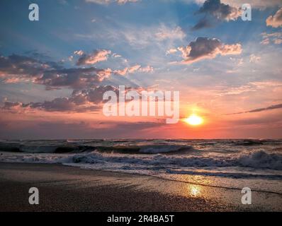Une plage tranquille avec un magnifique coucher de soleil avec une teinte orange et rose Banque D'Images